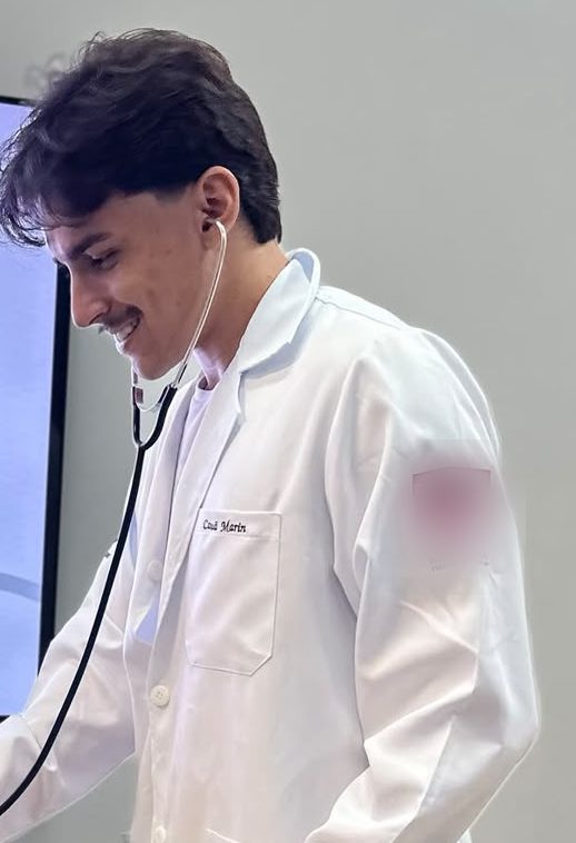 Cauã Marin, estudante de Medicina, durante aula de semiologia
